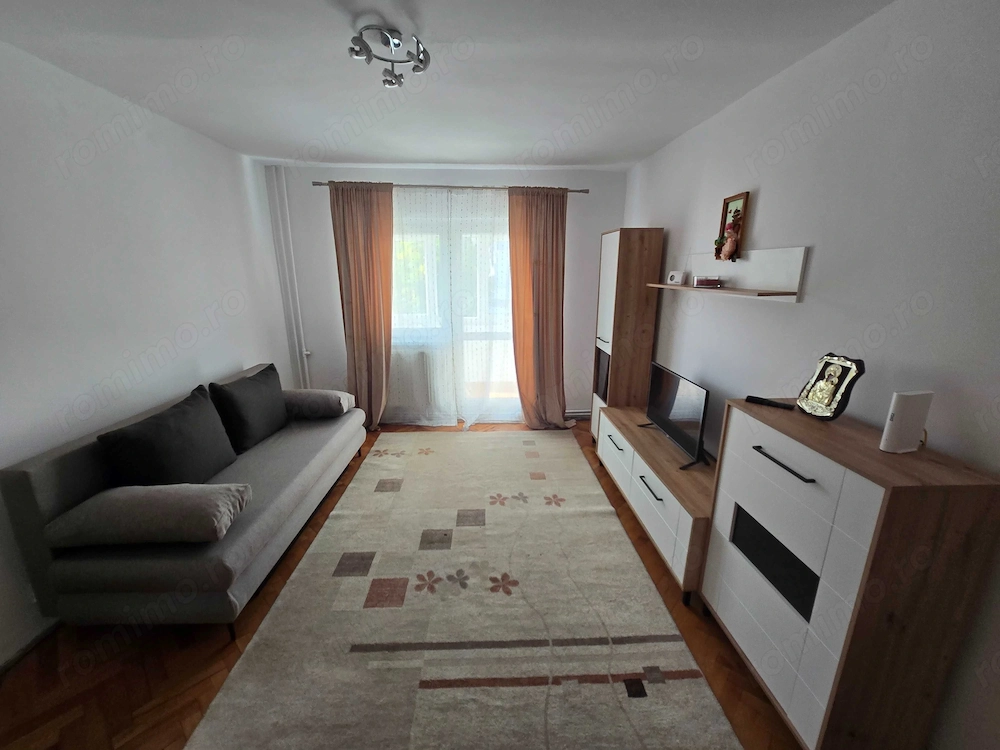 3 camere | semidecomandat | etaj 2 | 2 băi | centrală | bloc anvelopat | renovat recent