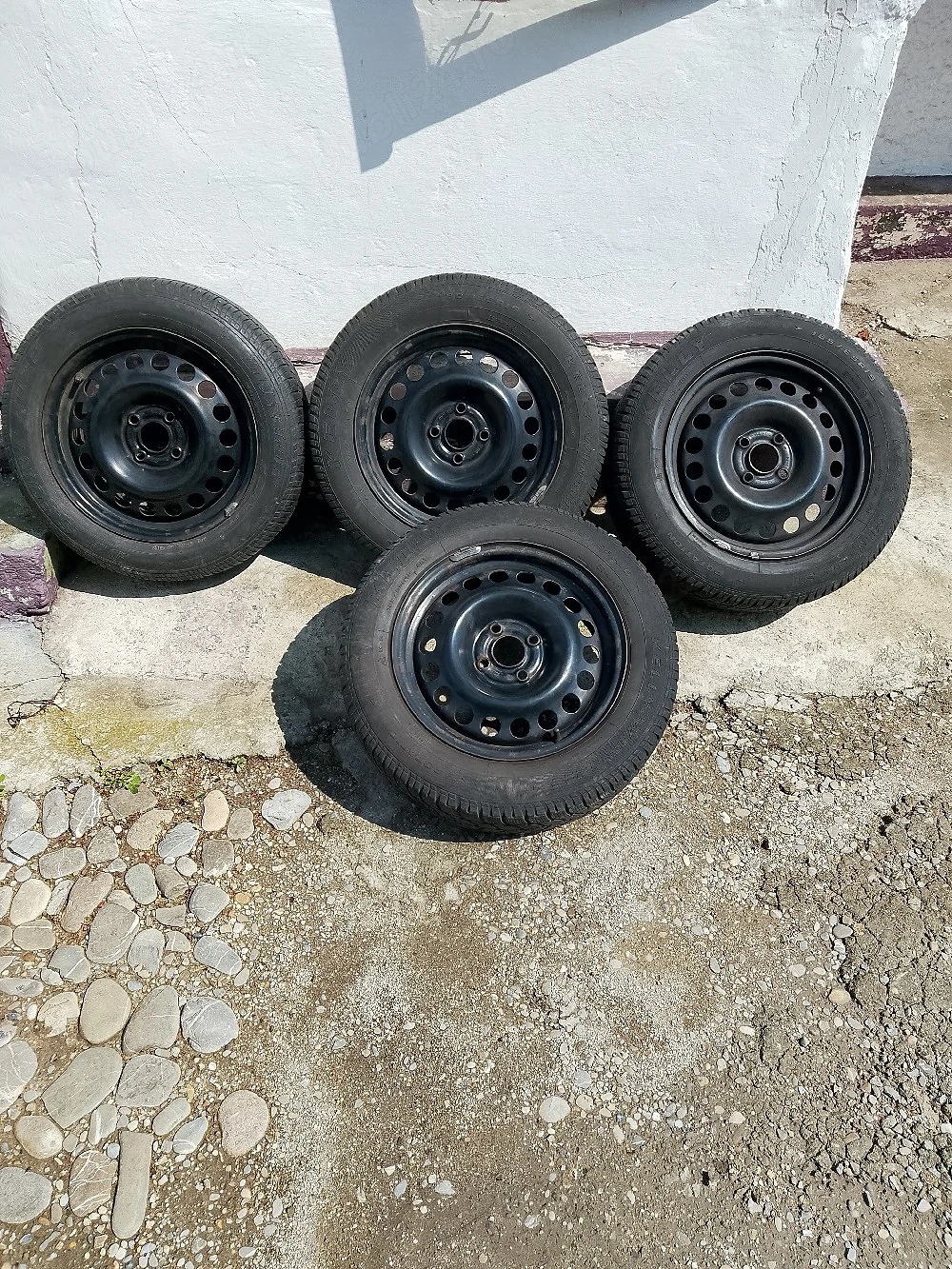 Bună ziua. la vînzare patru Roți