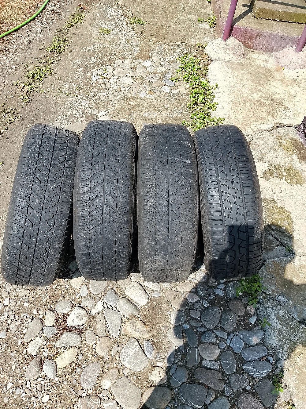 Bună ziua. la vînzare patru Roți