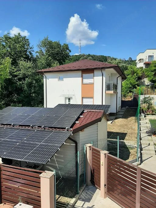 Casa deosebita cu garaj termoizolat, fotovoltaice cu baterii 10Kw