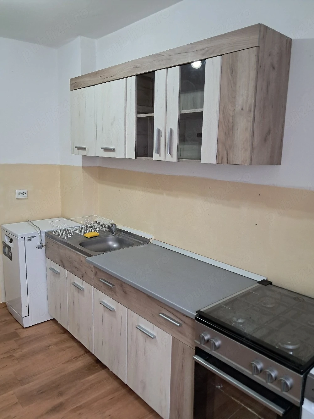 Închiriez apartament cu 3 camere 