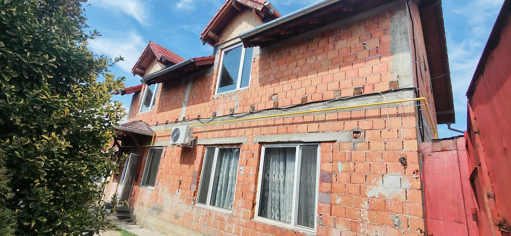 Casă cu etaj 6 camere ,la super preț neg