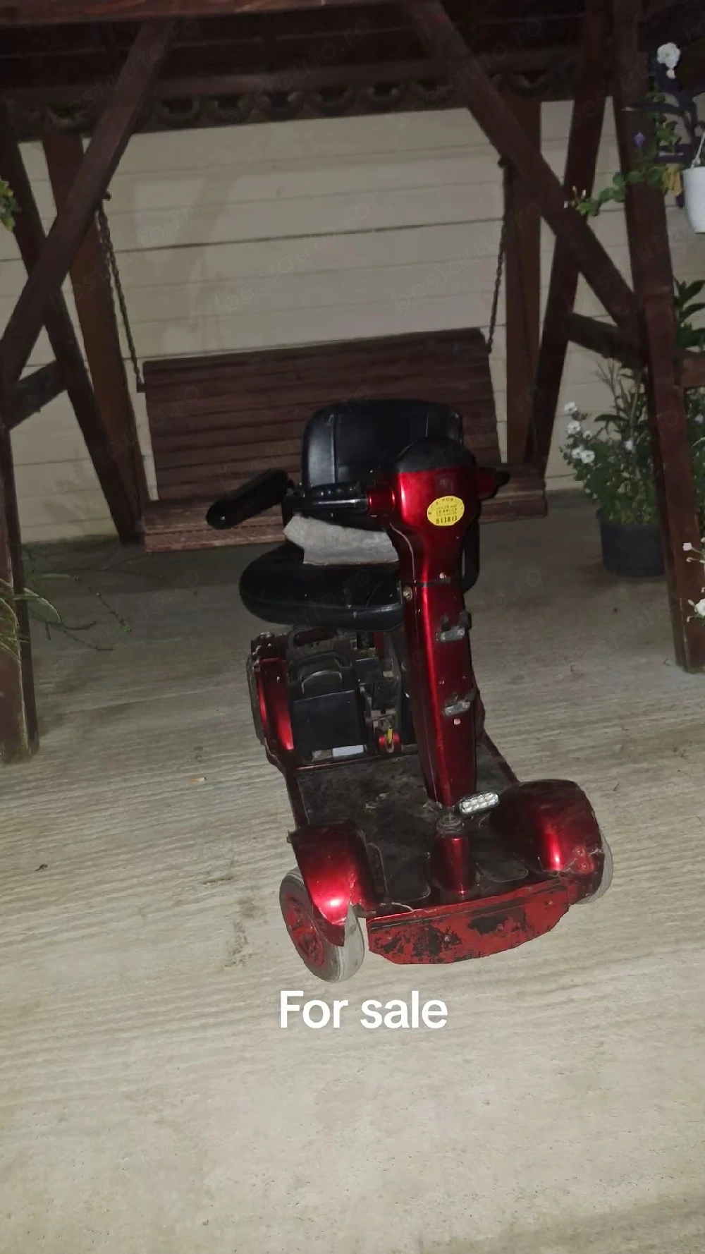 Vând scuter electric de mobilitate cu 4 roți, culoare roșie, potrivit pentru piese sau pentru cine d