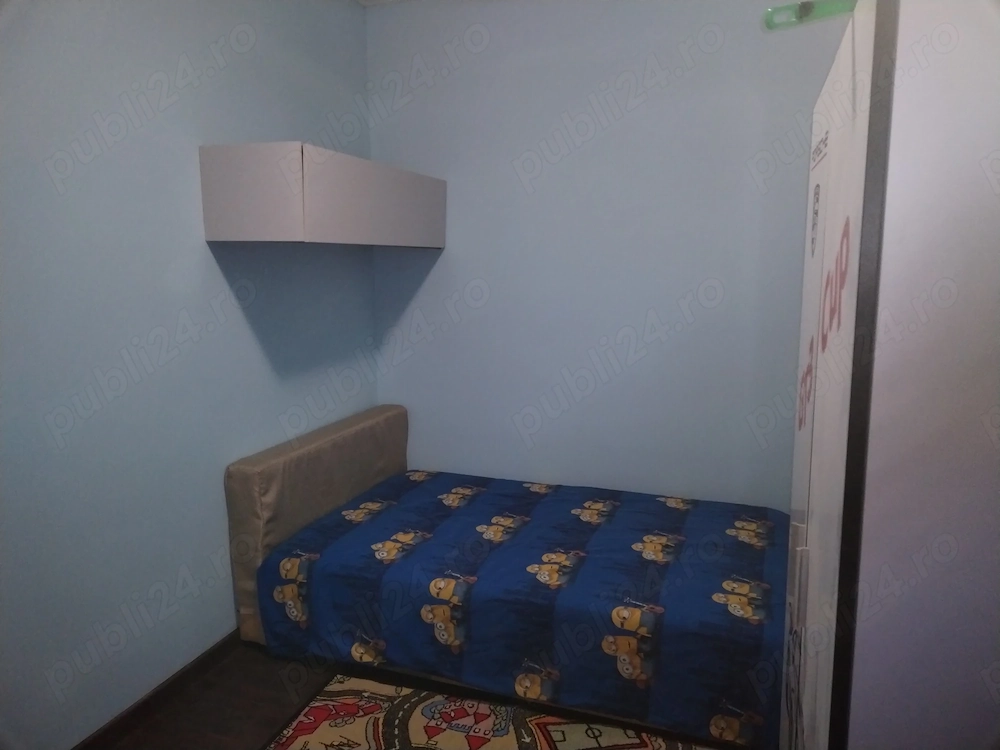 De inchiriat apartament 3 camere la curte plus dependinte.