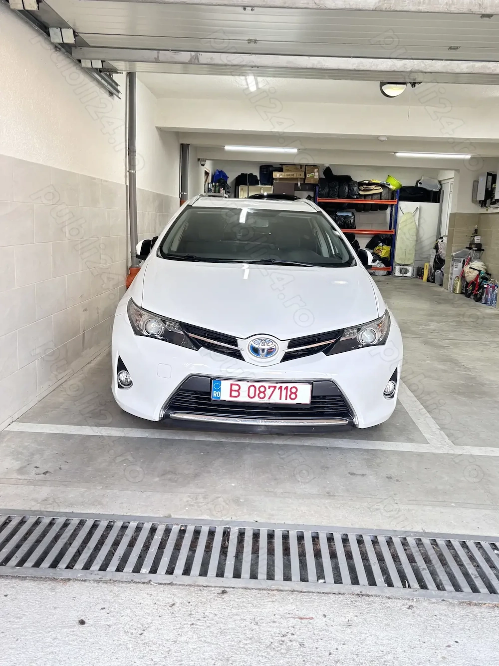 Vând Toyota auris hibrid break 2015