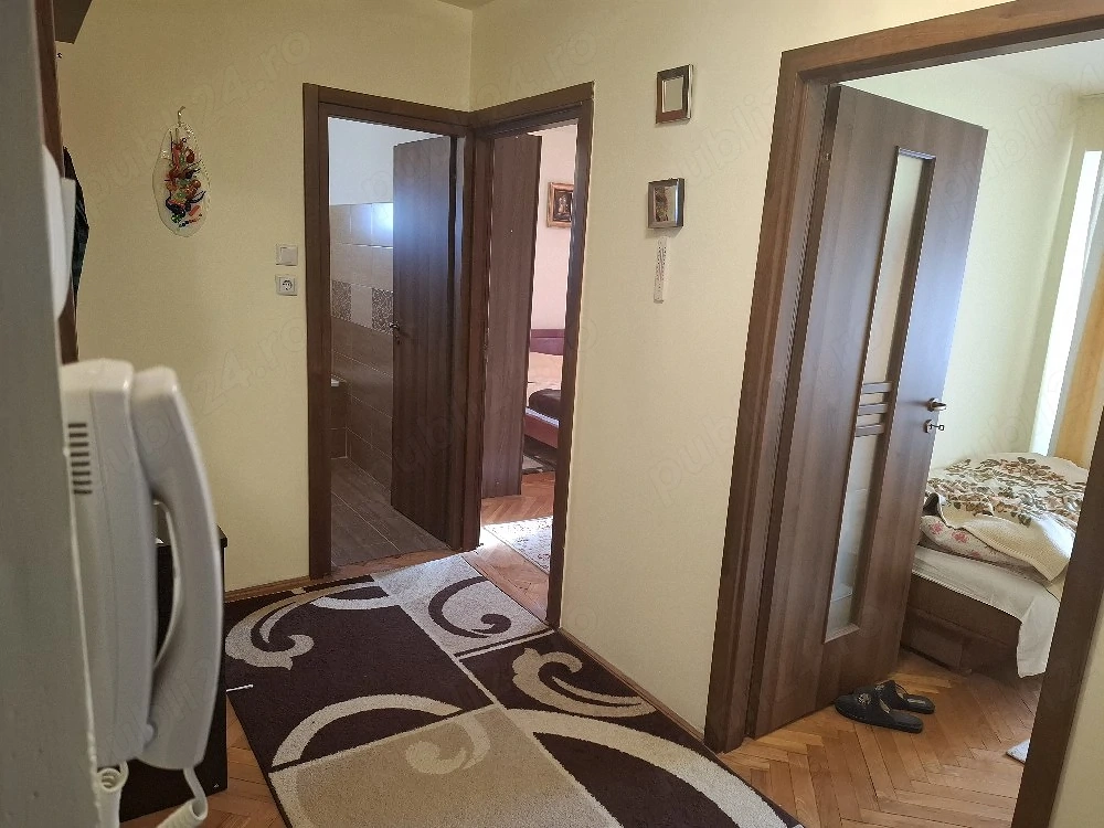 Inchiriez apartament cu 3 camere decomandat