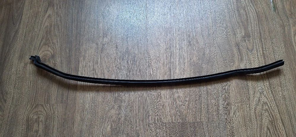 Șină ghidaj vertical geam ușă stânga spate Skoda Octavia 3 originală