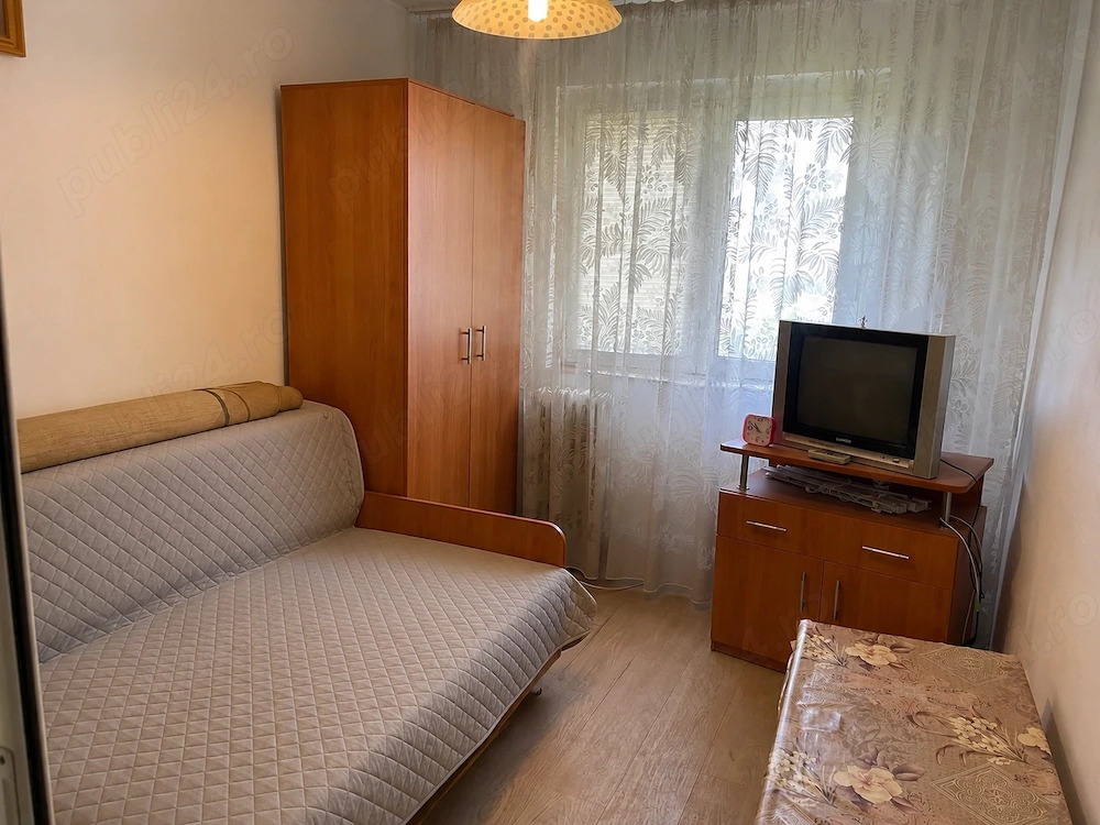Garsoniera, etaj 1, Razboieni