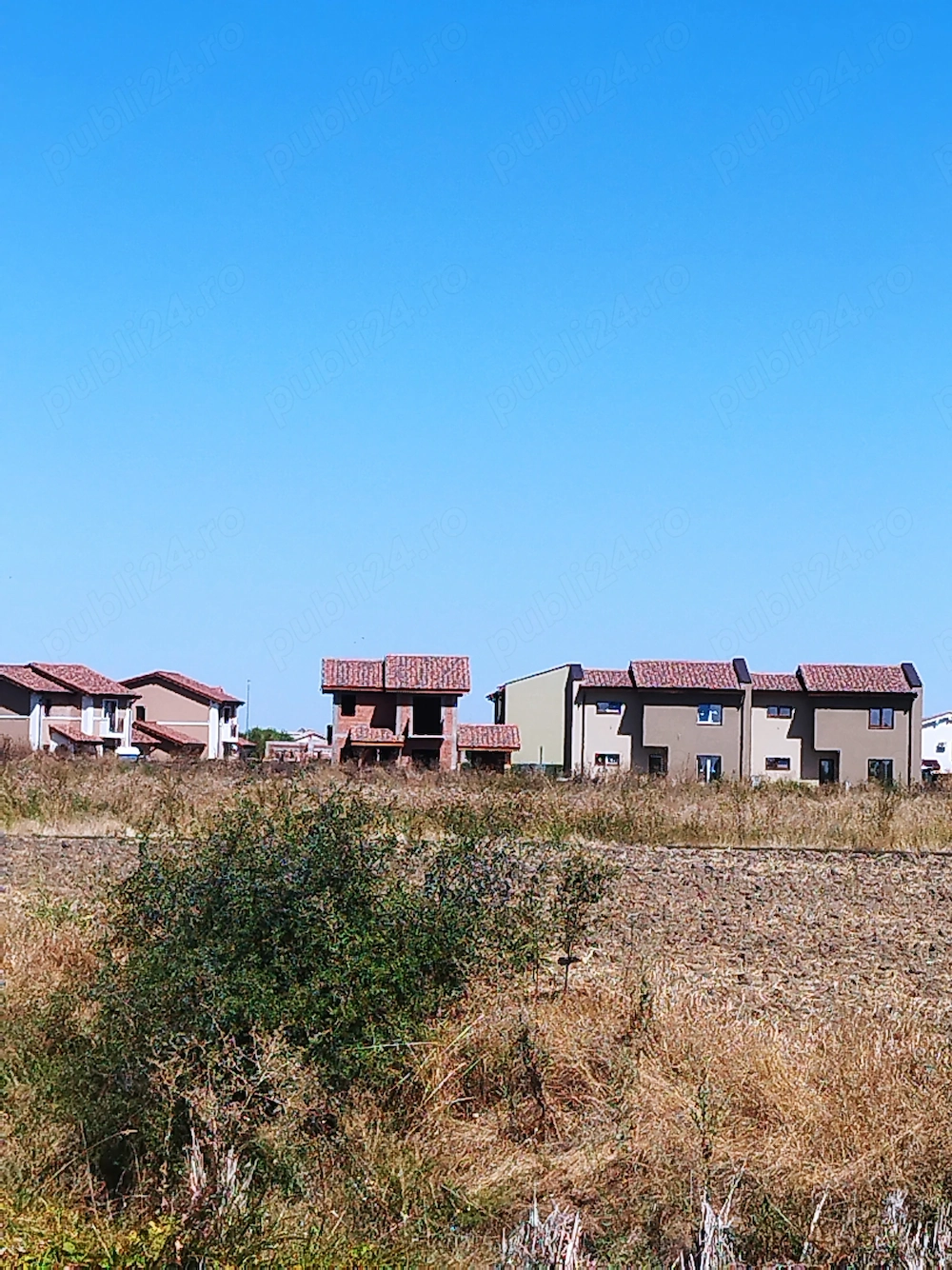 Vând parcela intravilan 600mp pentru locuințe (duplex) Săcălaz in spate la Primavera 