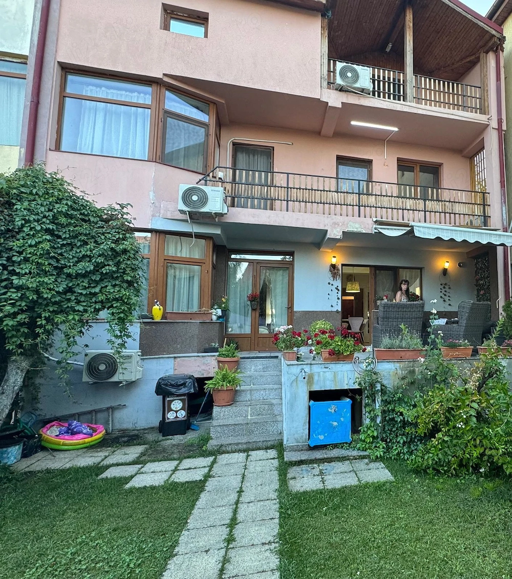 Vanzare Vila  6 camere S+P+1+M ,340mp Titan 