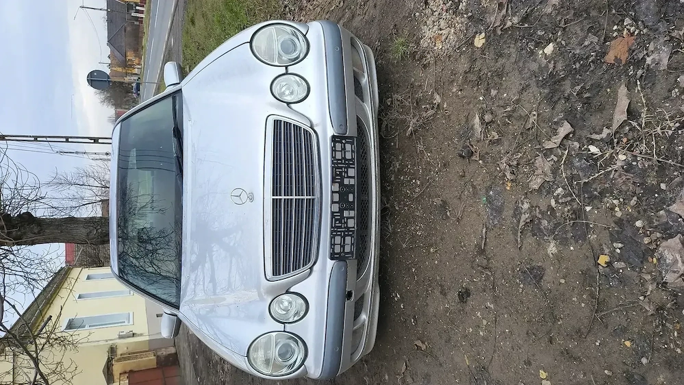 Vând Mercedes -Benz E220