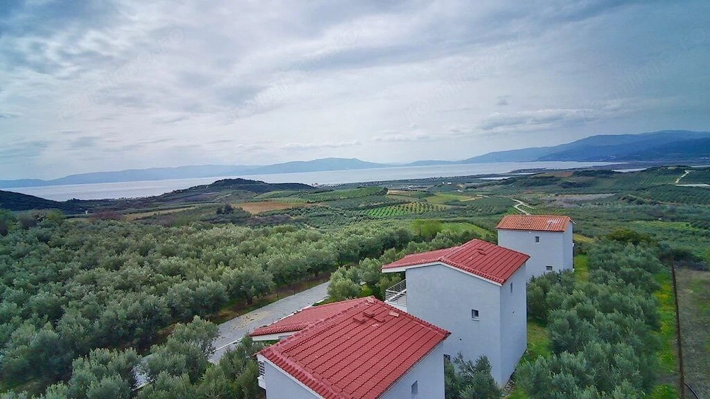 Complex exclusivist cu 3 vile individuale în Paralia Ofriniou Grecia