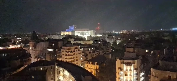 Sala Palatului închiriez apartament 3 camere, vedere superbă, bloc reabilitat