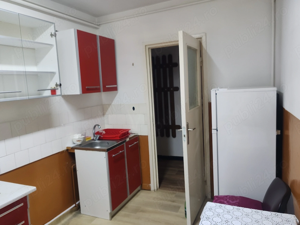 Închiriere apartament cu 2 camere decomandat, zona UMFST.