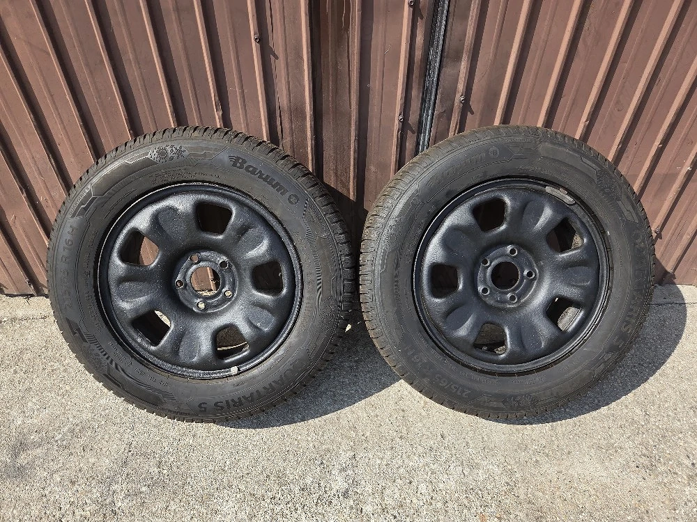 2 roti iarna 215.65.16 duster 5x114.3 Barum 2023 stare foarte buna