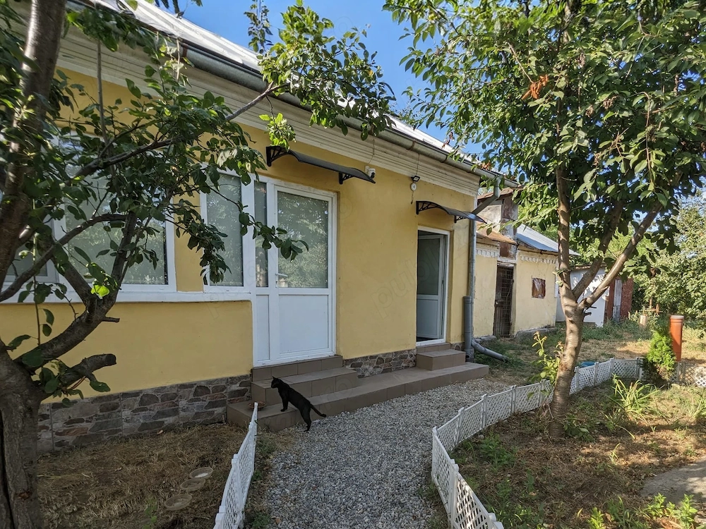 Proprietar vand casa renovata , cu teren 2000 mp ,deschidere de 113 m,in comuna Farcasele,jud.Olt