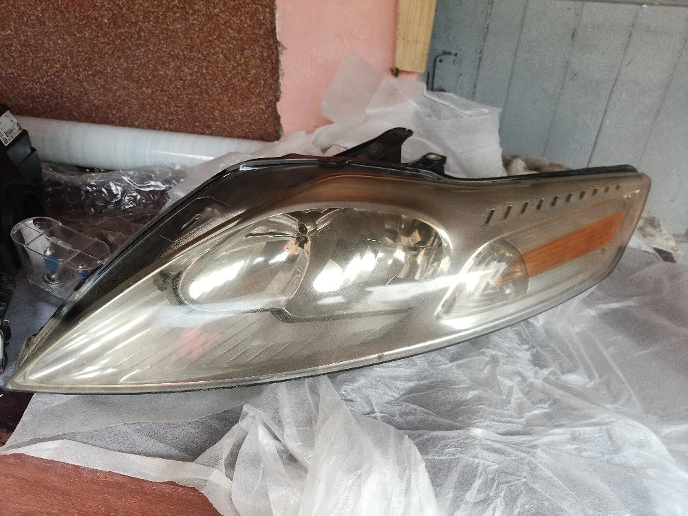 vand o pereghe de faruri de la o masina casata.de la un ford mondeo mk4