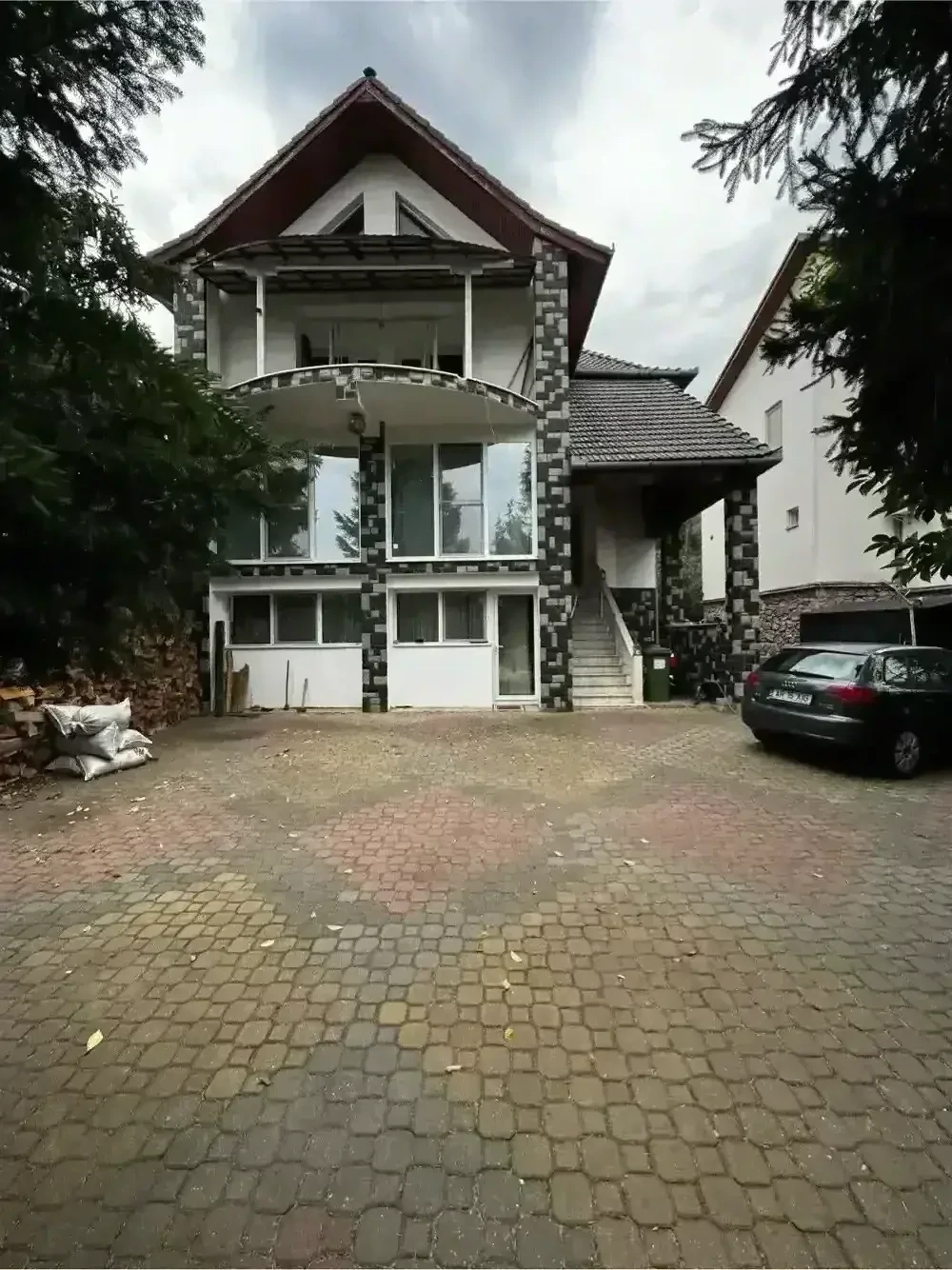 Casă de vânzare în Cuvin, județul Arad | 500 mp utili | 6.650 mp teren | 460.000  