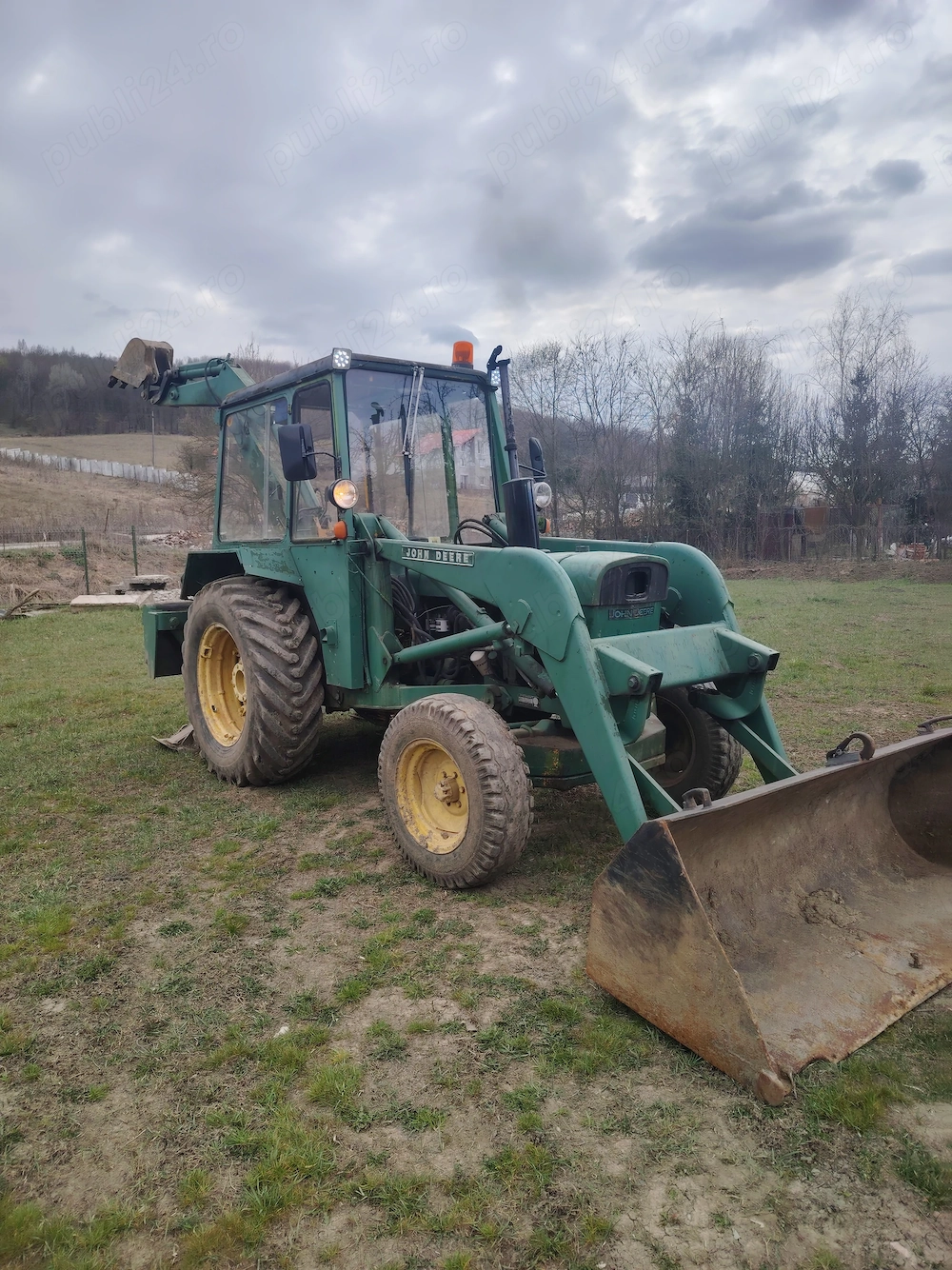 Buldoexcavator John Deere 
