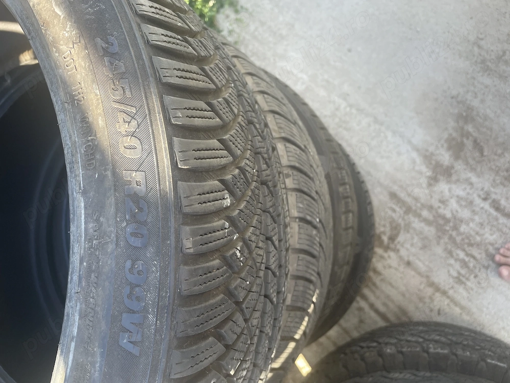 Vând cauciucuri de iarna 245/40R20 99w