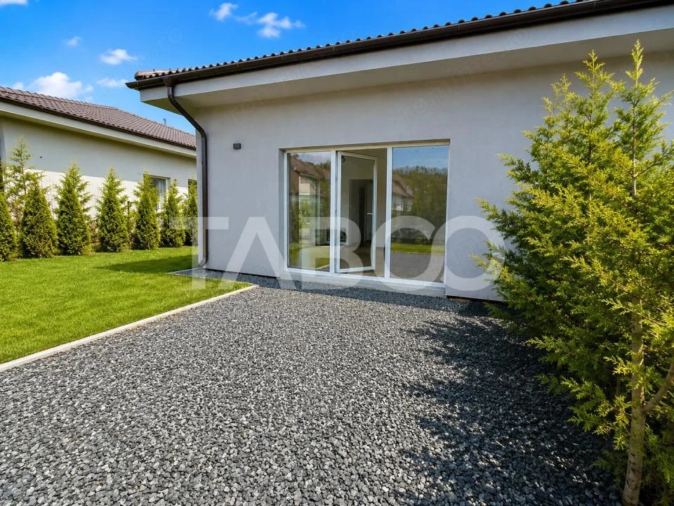 Duplex pe un singur nivel 3 camere 2 bai 235 mp teren in Talmaciu
