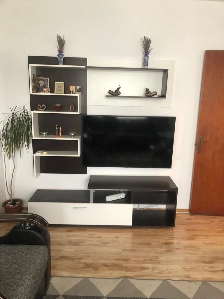 Inchiriez apartament 4 camere.