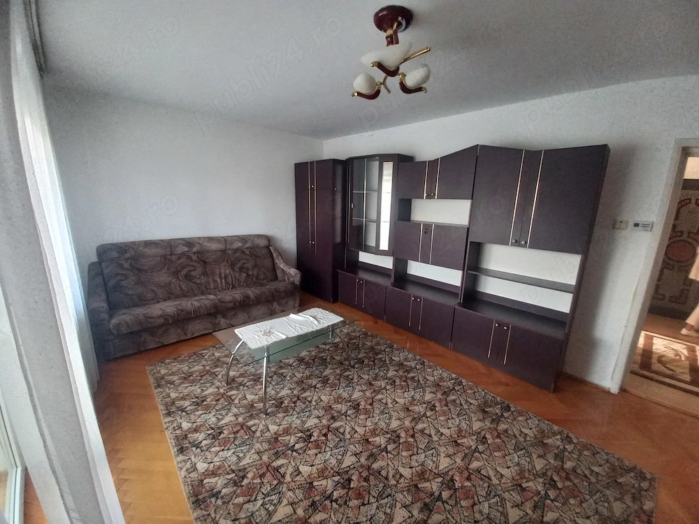 Inchiriez apartament cu 3 camere decomandat în Zorilor