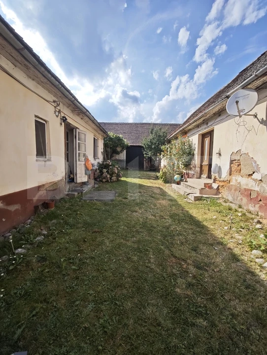 Casă de vanzare, 2 corpuri, 120 mp, teren 454 mp, zona Dumbrăvița