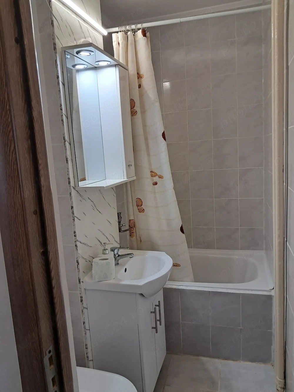Închiriez garsonieră 