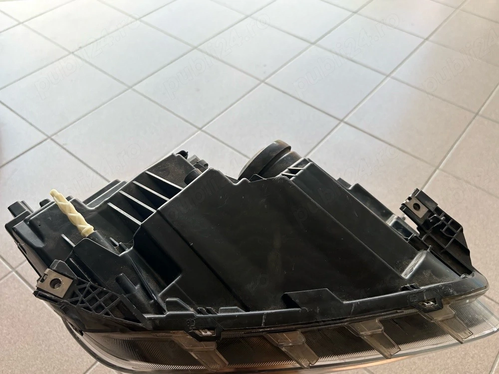 far stanga Dacia Duster