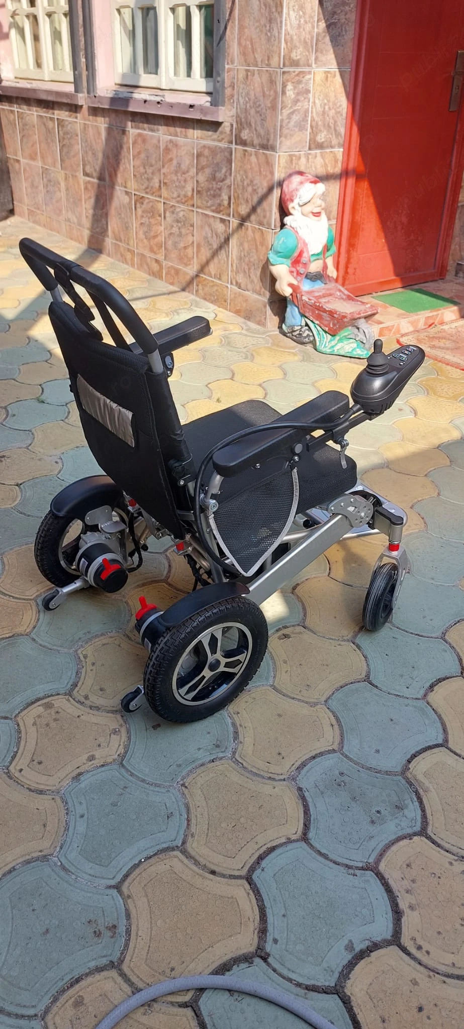 Vand scaun cu rotile electric nou , IN GARANTIE !!!