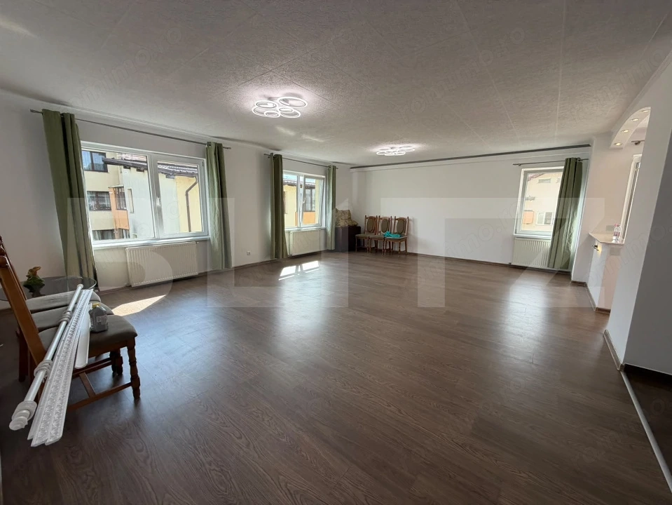 Apartament, 4 camere, 113mp, 2 parcari, 3 balcoane, pod, zona Terra