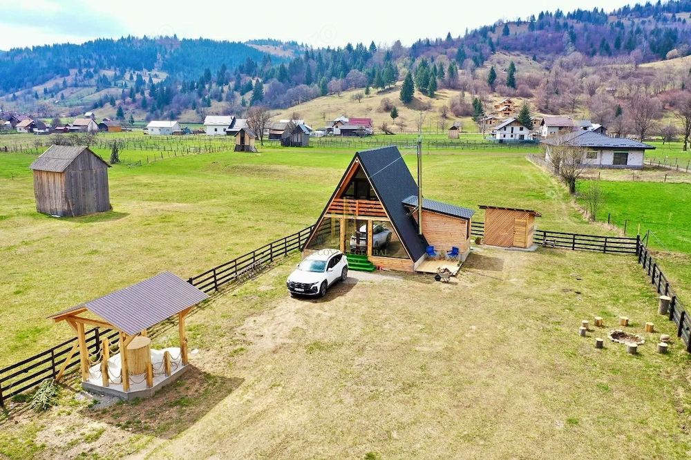 CABANĂ A-FRAME NOUĂ DE VÂNZARE – VAMA, STRÂMTURA | TEREN 1.800 MP