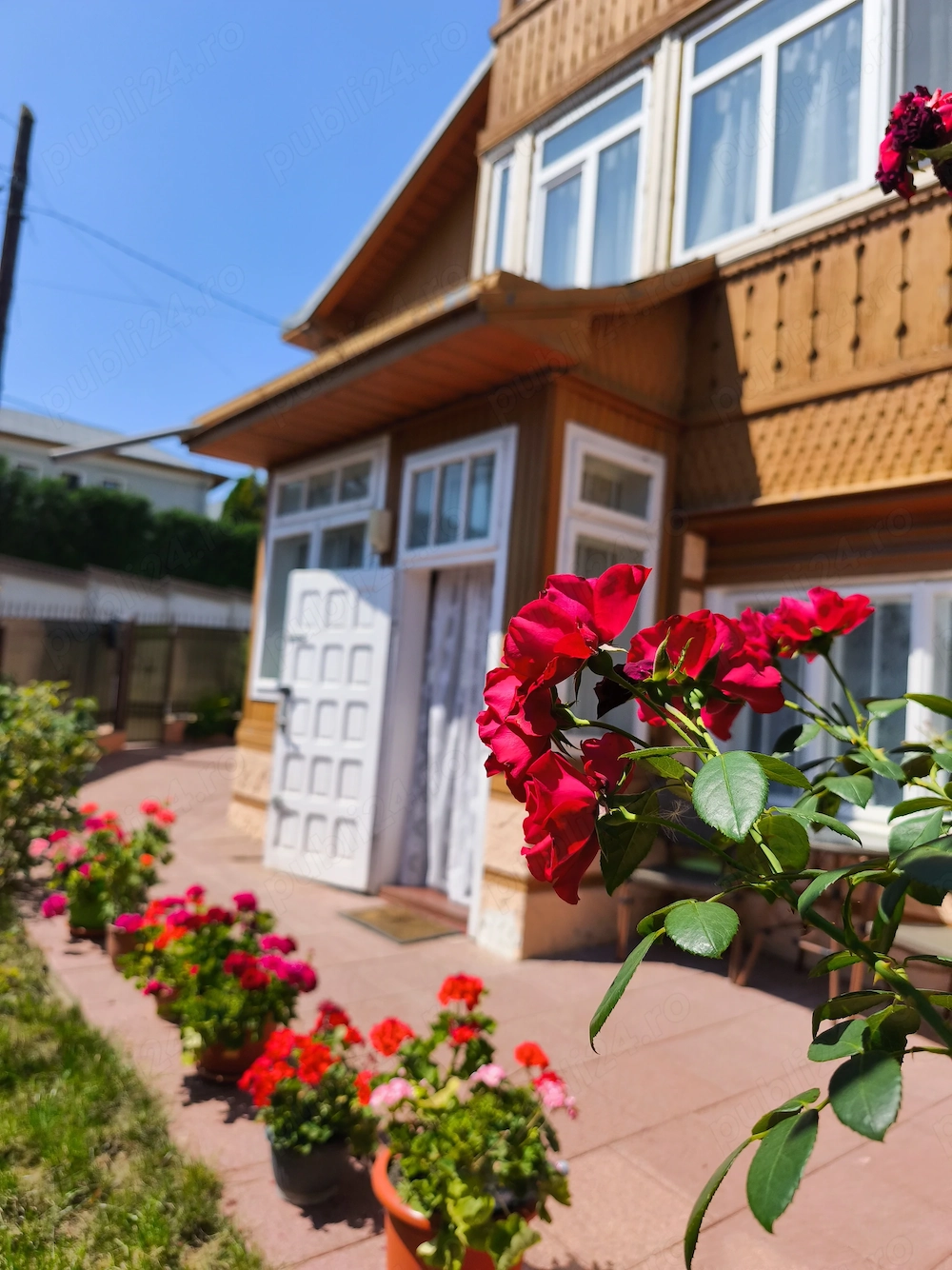 Casa vila de vânzare cu 7 camere in Roman, zona zero