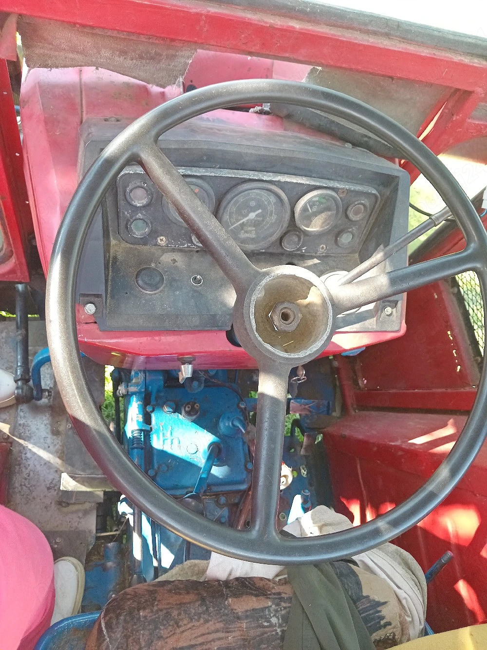 Vind tractor sau schimb cu oi