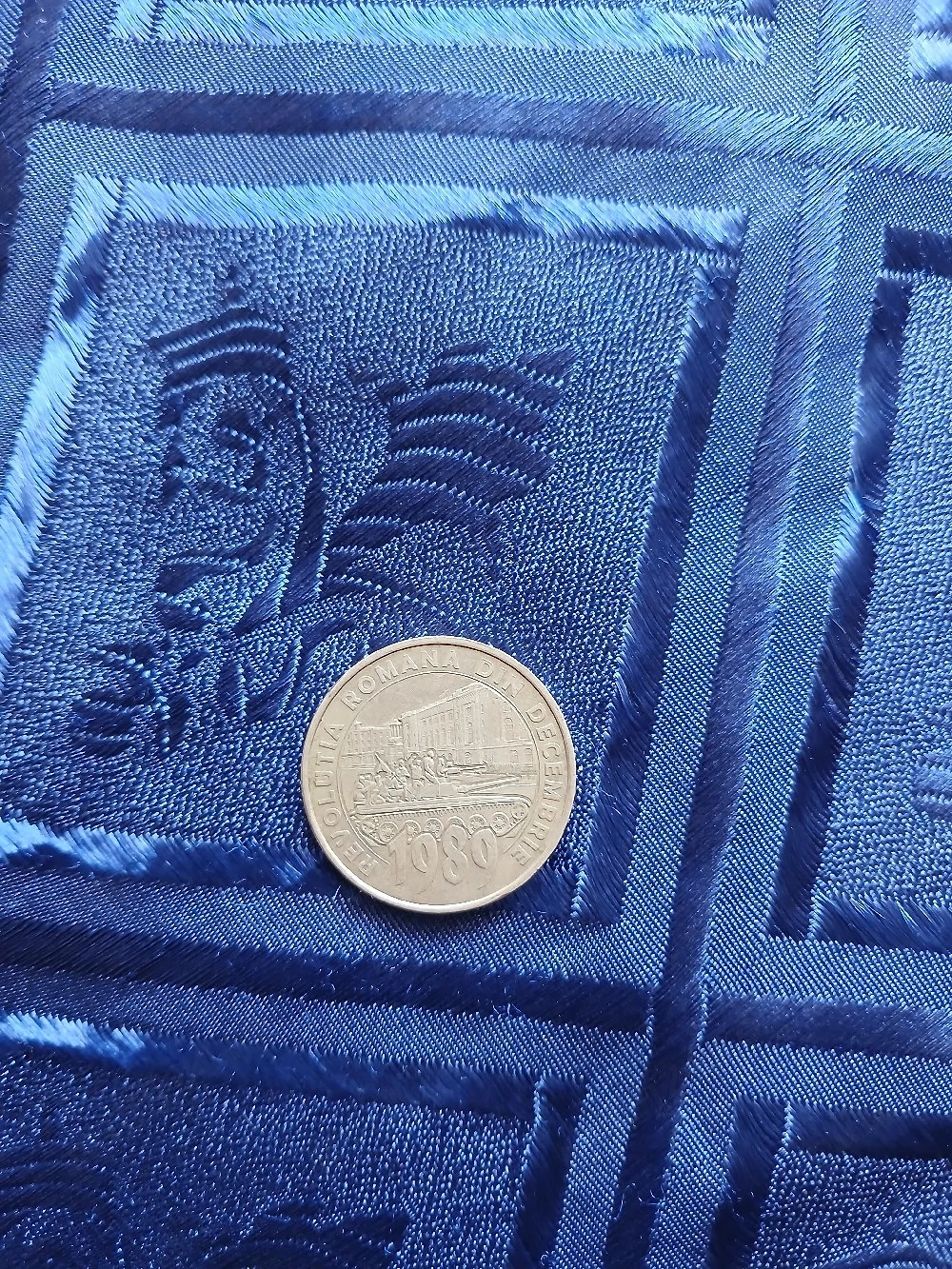 vand o moneda de 50 bani din timpul revolutiei
