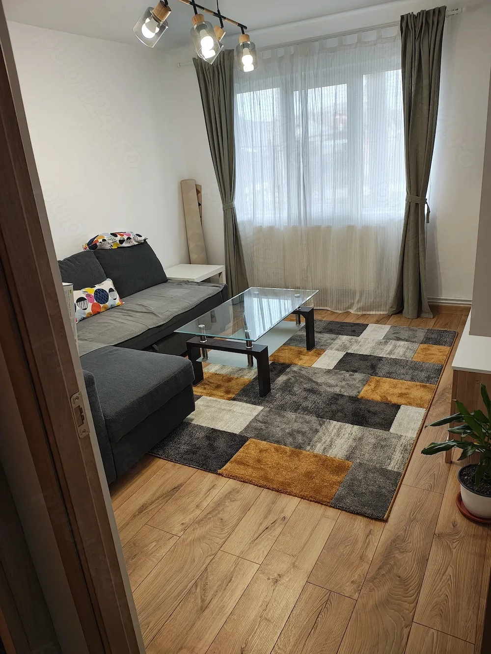 Închiriez apartament 