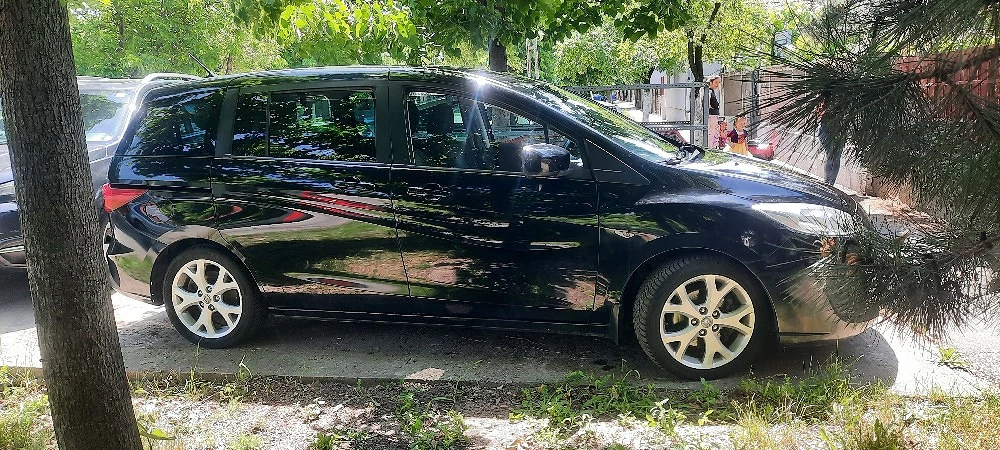 Vand mașina noastră  de familie Mazda 5 ,7 locuri ,cui remorca ,6 viteze pilot automat,etc  