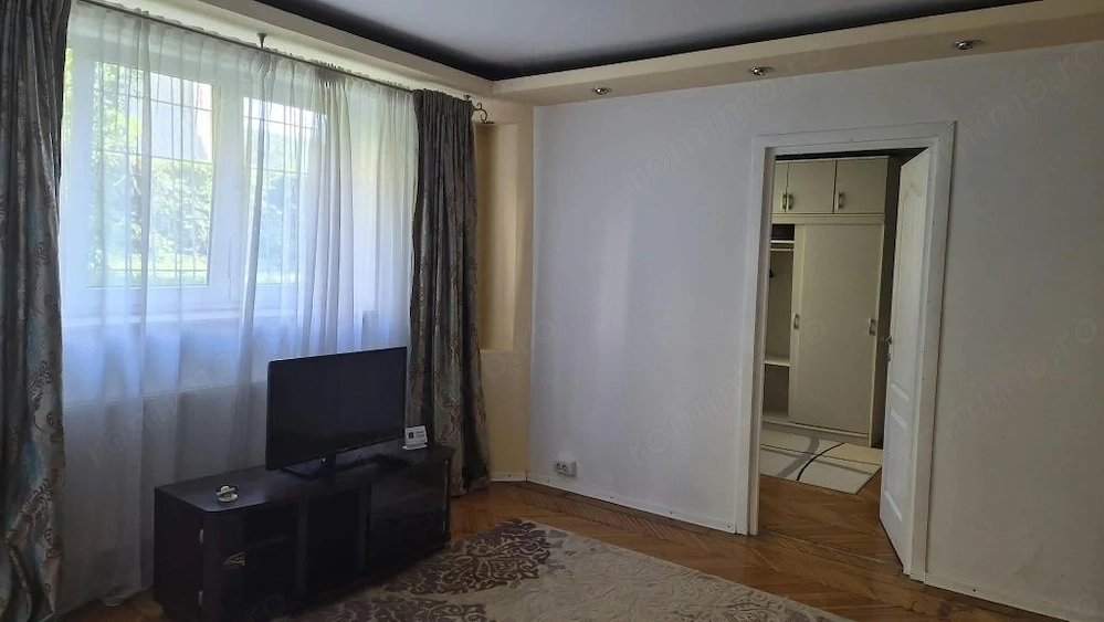 Inchiriez apartament 2 cam