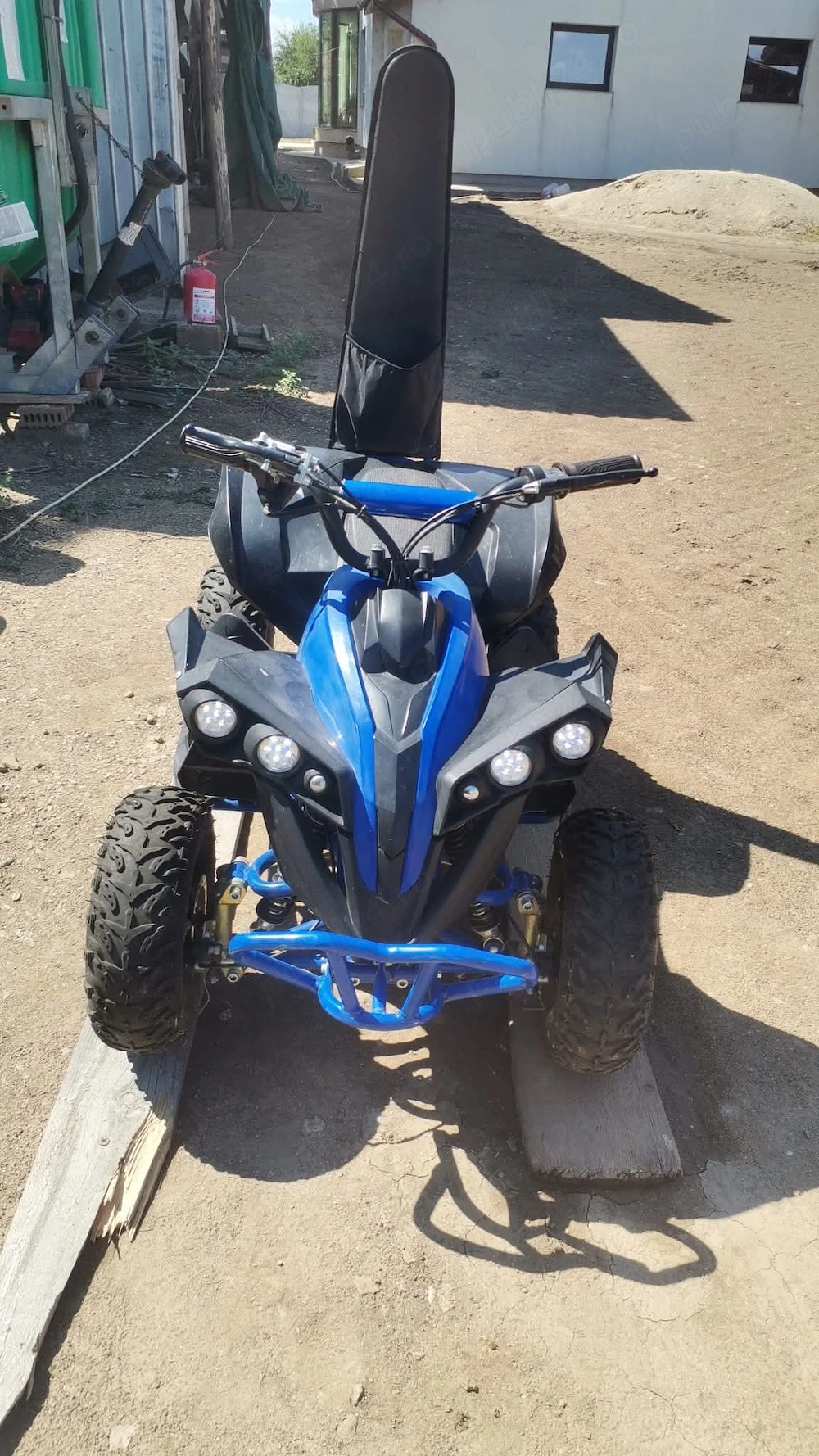 Vând ATV electric copii în stare foarte bună preț 2500ei negociabil 