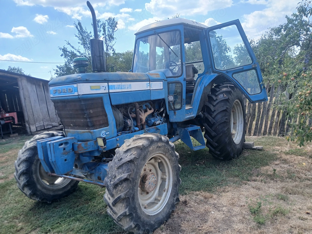 Vând tractor ford 