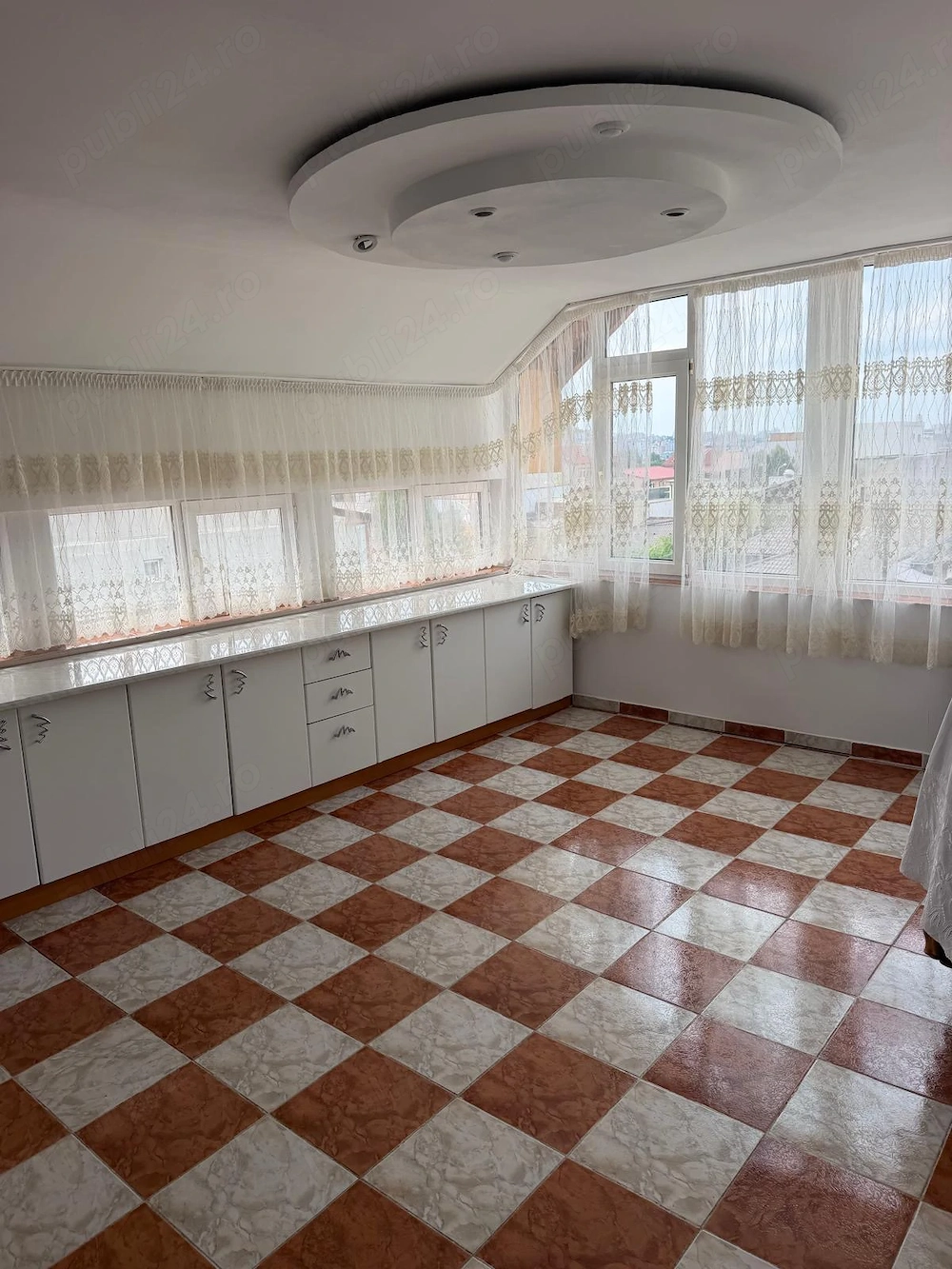 Inchiriez camere 