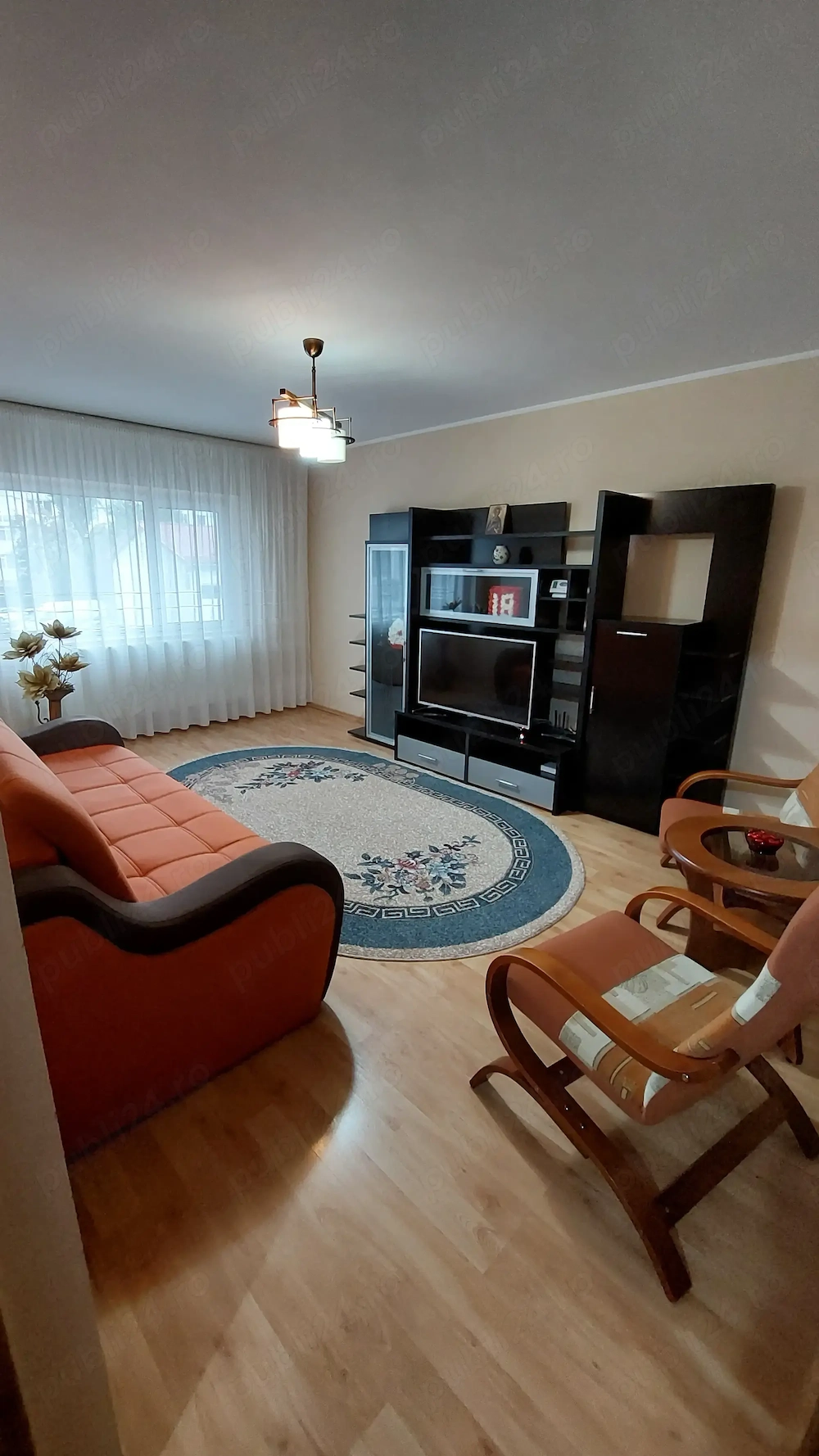 De închiriat apartament cu 3 camere decomandat, etaj 1