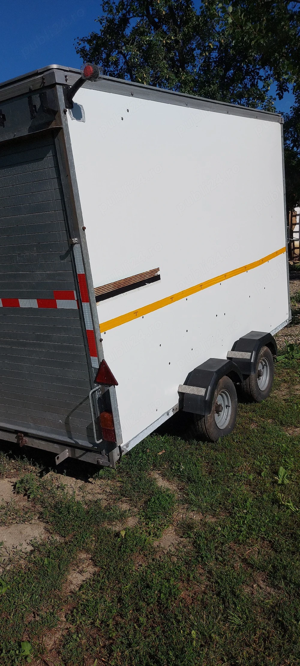 vând remorca 2 axe cu sistem de frânare propriu de 1500kg greutate max. dimensiuni : vezi foto!