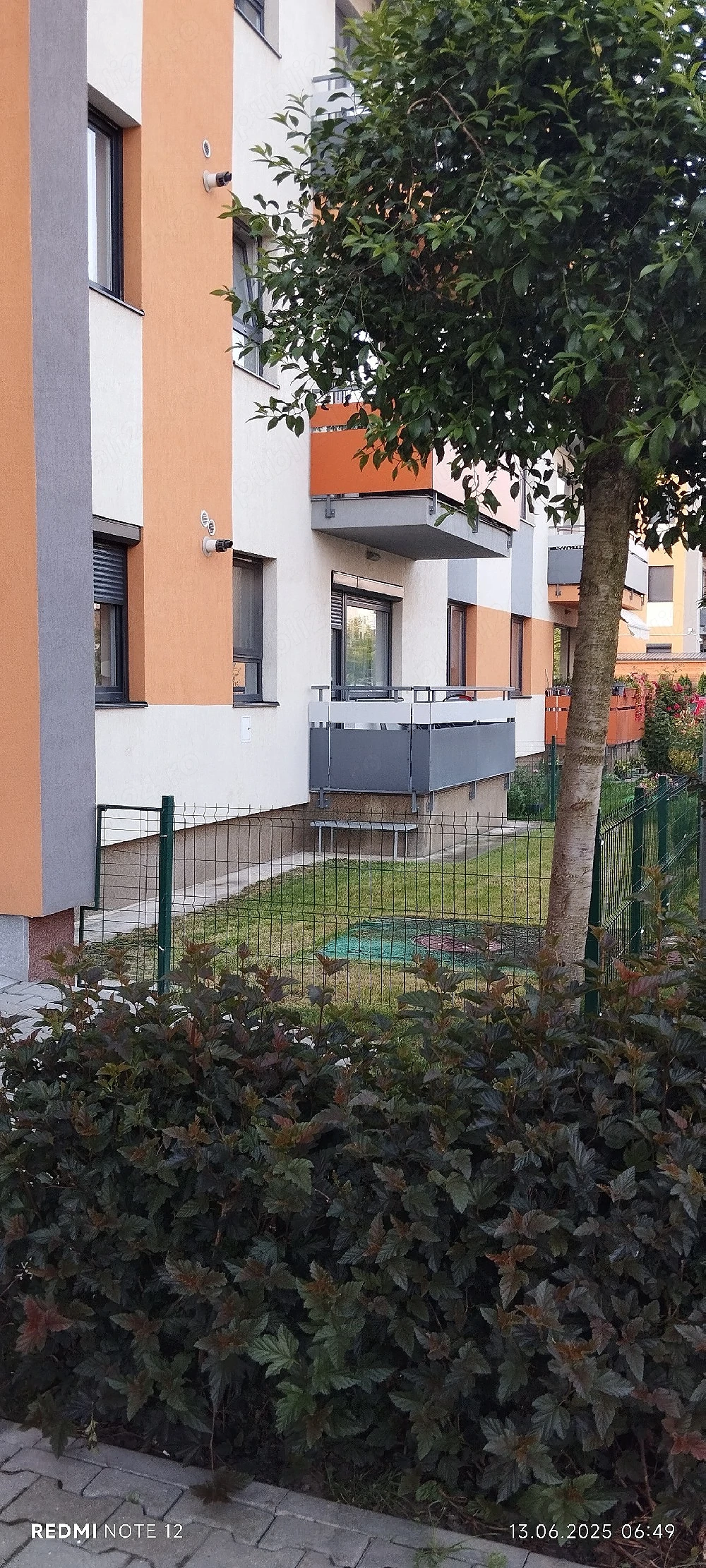 Inchiriez apartament decomandat, complet mobilat și utilat, cu loc de parcare și grădină, in Coresi!
