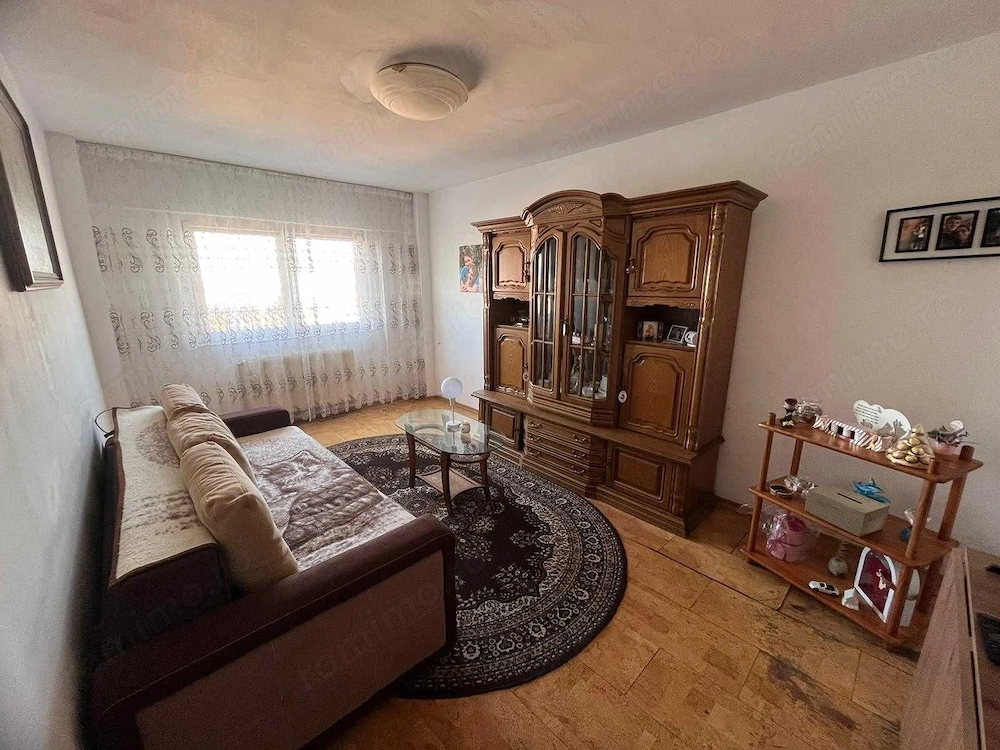 Vând apartament cu 3 camere, str. Calea București, cartier Astra, Brașov