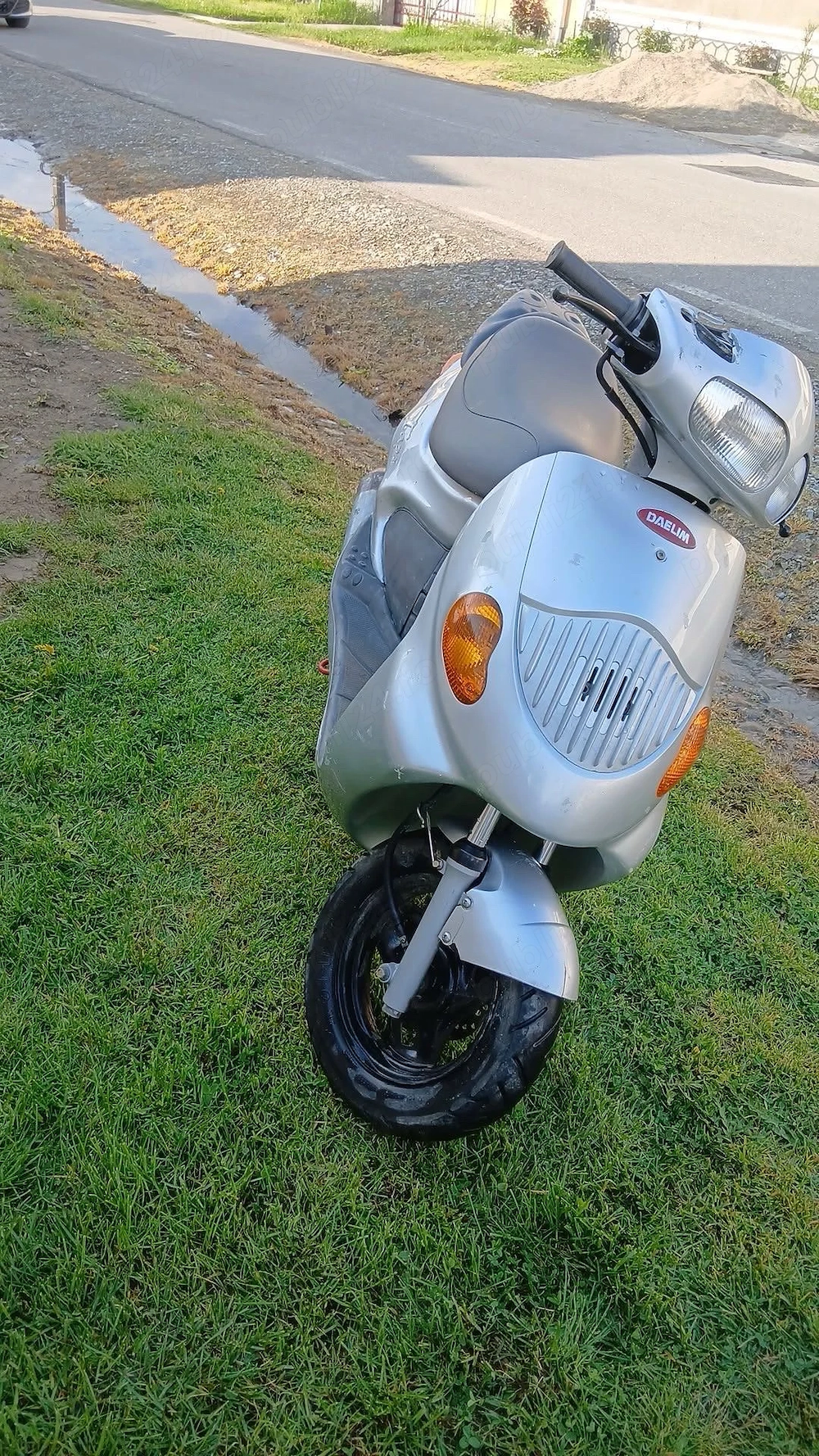Vând scuter daelim 49cc. Defect.
