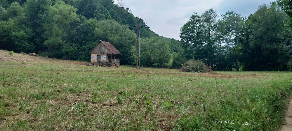 Vând teren +căsuță în zonă de munte