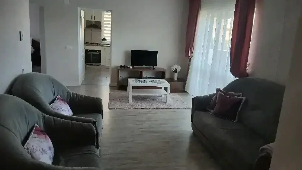 ofer spre închiriere apartament 