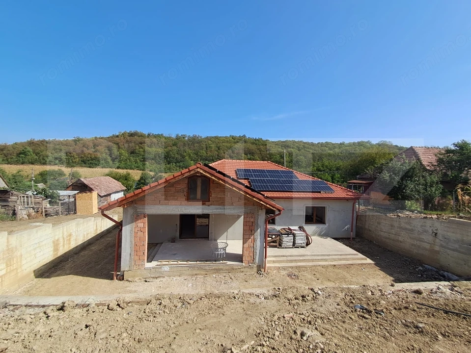 Casă nouă, 112 mp, panouri fotovoltaice, încălzire în pardoseală, zona Sarmasu